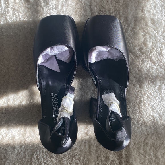 NWT Platform closed toed satin heels - Picture 5 of 6